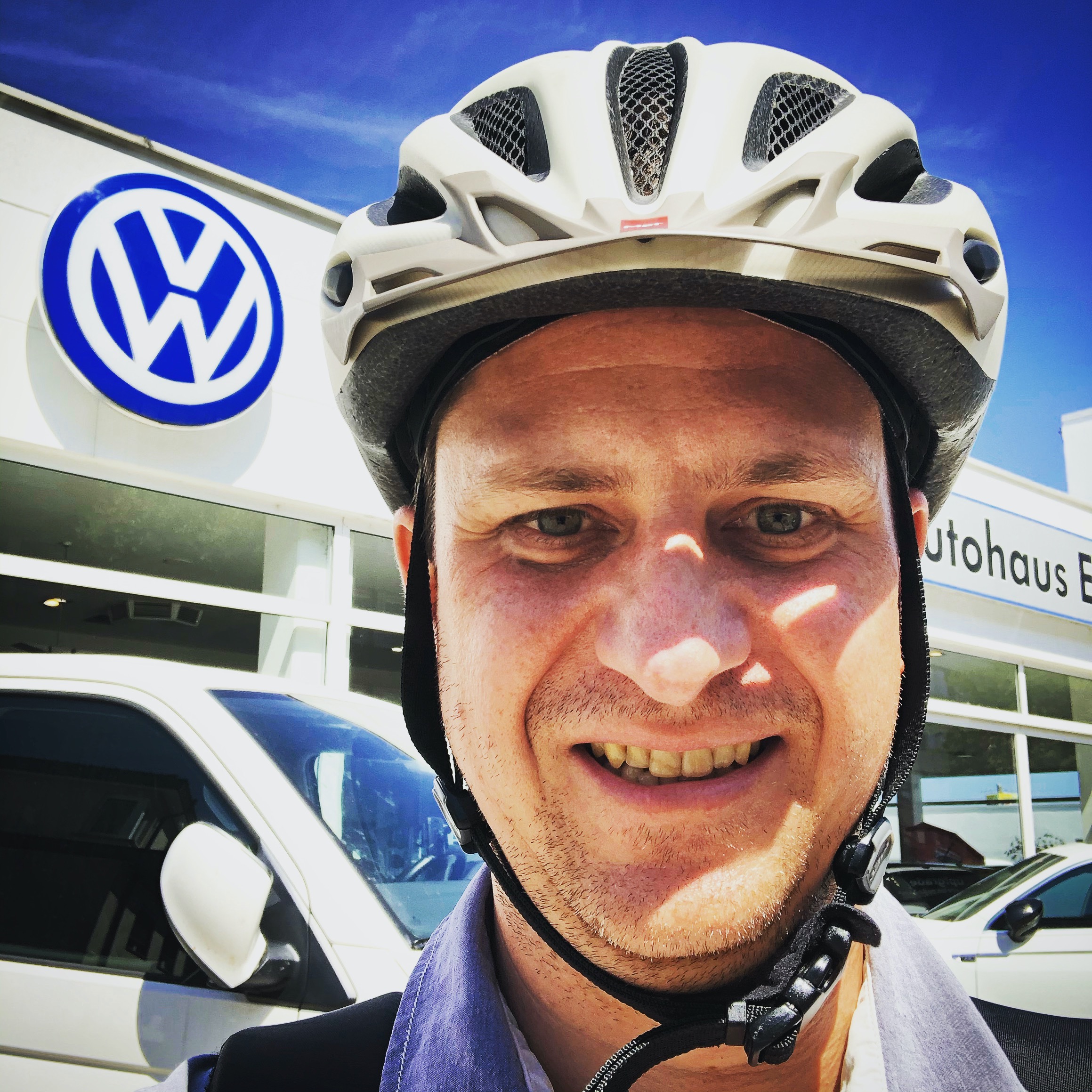 Selbstportrait vor dem VW Autohändler